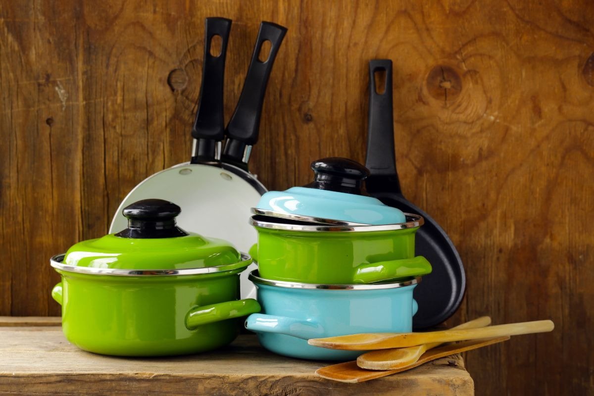 Colorful ceramic coated cookware set — non-toxic cookware guide